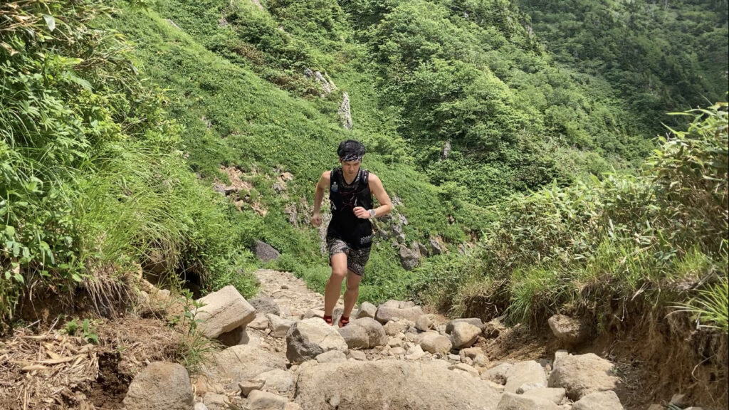 山道を走るトレイルランナー