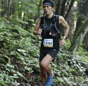 トレイルランニングのレースで山を走る様子
