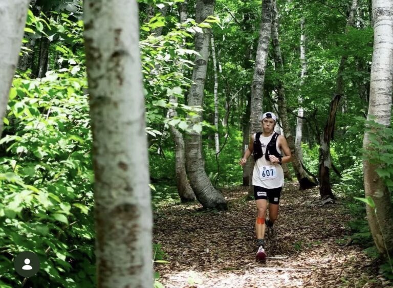 トレイルランニングの練習で山道を走る様子